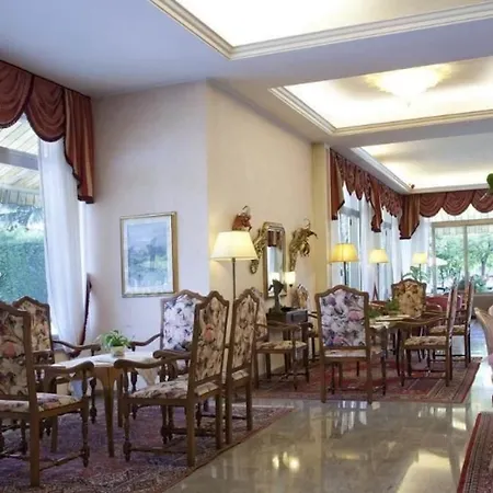 Harrys' Garden Hotel
