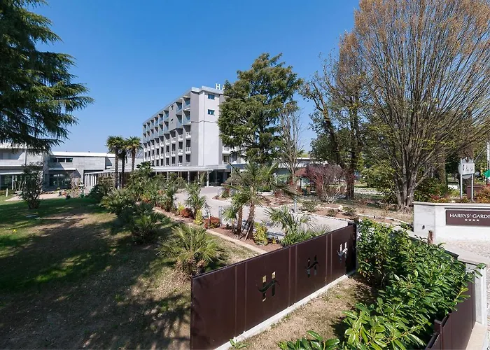 Harrys' Garden Hotel